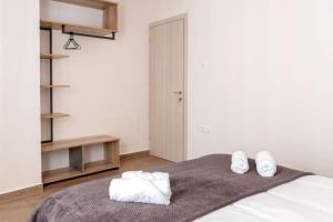 Lake View Terrace Apartment