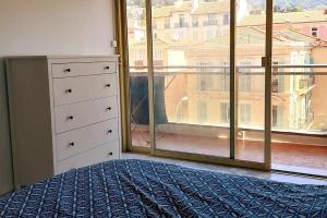 Le REGENCY, appartement familial au cœur du centre-ville, des célèbres jardins Biovès, et seulement à 1 minute à pied de la plage