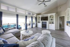 Capri Charm Remodeled Oasis w Heated Pool-Kayaks