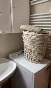 2DOORS & Free Parking