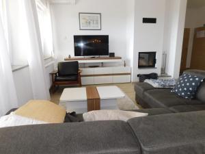 Yellow House Grabrovec 