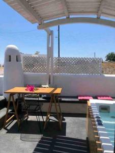 Jaccuzzi Romantic Suite in Firostefani,sea view!