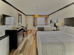 Queen Room with Two Queen Beds room in Discovery Inn