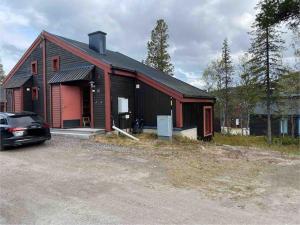 Välplanerad ski-in/out stuga med bastu