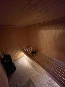 Välplanerad ski-inout stuga med bastu