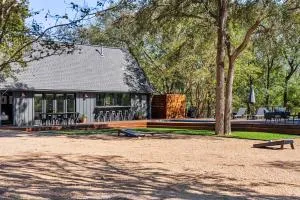 Hot Tub + Fire Pit + Pool + Game Room ~ Guesthouse - Elgin