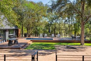 Hot Tub + Fire Pit + Pool + Game Room ~ Guesthouse