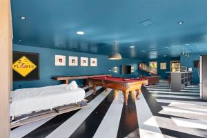 Hot Tub + Fire Pit + Pool + Game Room ~ Guesthouse