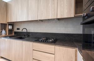 Elite LUX Holiday Homes - Luxurious 1BR Suite in Signature Livings JVC - Dubai