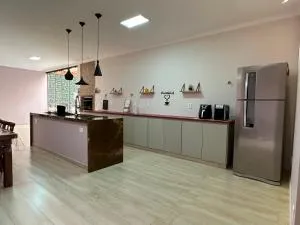 Casa com Area Gourmet e Banheira - 莫吉米林