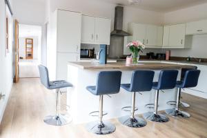 Stunning Lodge with Hot Tub on Private Lake