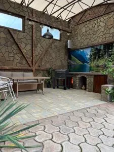 Будинок повністю на центральному проспекті, автономне опалення з теплою підлогою,з вуличною зоною відпочинку з великим сучасним грилем, два санвузли, три великих Смарт TV, преміум підписки, ЗВІТНІ ДОКУМЕНТИ - Ssofijewka