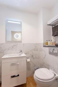 Ground floor apartment at Number 8: king bed, en-suite, lounge, kitchenette