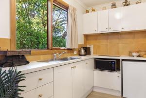Harem Cottage Gembrook - Spa Bath & Wood Fireplace