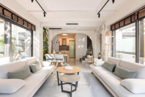 Domenica Diamond Villas - Heated Pool & 80m from the Beach