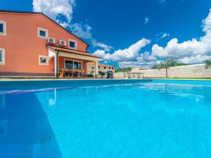 Large villa with swimming pool and fenced garden 