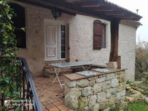 CHALEUREUX COTTAGE, PISCINE PATIO