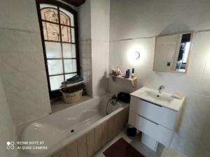 CHALEUREUX COTTAGE, PISCINE PATIO