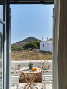 Amelie Villa with pool and amazing sea views, Paros