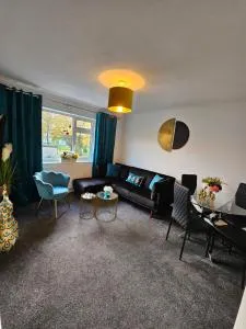 Large Stylish 2 Bedroom Apartment Stevenage Sleep 6 - Shephall