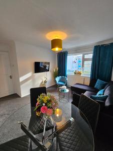 Large Stylish 2 Bedroom Apartment Stevenage Sleep 6