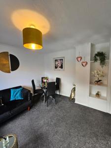 Large Stylish 2 Bedroom Apartment Stevenage Sleep 6