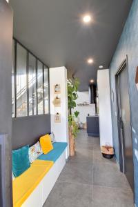 Grande chambre climatisée - Max 2 personnes - avec sanitaire complet privatif moderne proche Zénith-Atlantis