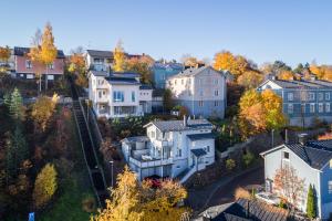 Villa Rajaportti Loft with lake view and free front door parking&electric car plugs