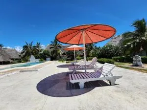 Karibuni, Villa 107, Beachfront Stay with Restaurant, Pool & Bar - Dzitsuhe