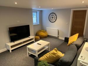 Stylish 1 Bedroom, 2 bed Basement Flat With Free Parking
