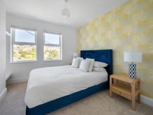 Sea View House in Cornwall Fishing Village