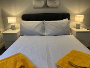 Stylish 1 Bedroom, 2 bed Basement Flat With Free Parking