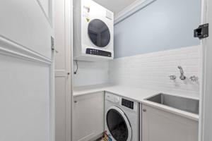 The Lounge! 2 Bed1 Bath1 Car ~ New Farm