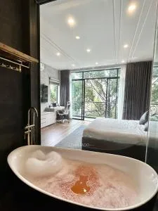 Khánh Nguyễn Luxury Apartment, balcony street view, large bathtub - Phú Trung