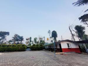 Giri Darshini Homestay - Simple Rooms with Pool & Private Falls