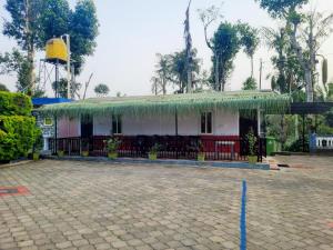 Giri Darshini Homestay - Simple Rooms with Pool & Private Falls