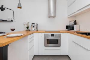 Spacious Apartment Aleja Rzeczypospolitej with Balcony by Noclegi Renters