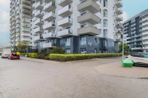 Spacious Apartment Aleja Rzeczypospolitej with Balcony by Noclegi Renters