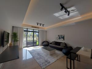 Minimalist 2 Bedroom Apartment with Garden