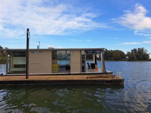 AquaHome - Woudrichem - Bijzonder overnachten op een houseboat aan de Afgedamde Maas