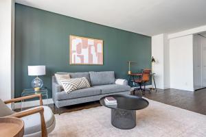 UES 1BR w Gym Doorman Balcony Stunning Roof NYC-503