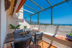 Elegant 2 BDRM Penthouse with Sea Views and Pools