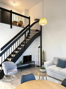 High-ceilinged apartment with balcony