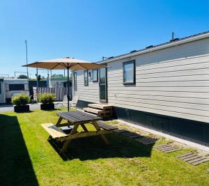 Luxury seaside cottage 29