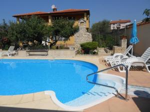 APARTMENT DIKA A 4 FOR 4 PERSONS COUNTRY SIDE NEAR POREČ WITH POOL AND GREEN GARDEN