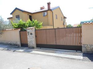 APARTMENT DIKA A 4 FOR 4 PERSONS COUNTRY SIDE NEAR POREČ WITH POOL AND GREEN GARDEN