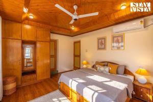 Riverfront Retreat - Qaraar by VEO, StayVista - 4BHK Villa with BBQ & Bonfire