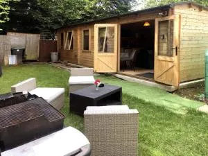Cosy Garden Log Cabin - Amesbury
