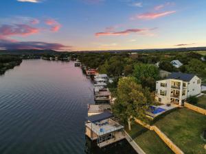 LBJ Bliss Retreat Heated Pool Hot Tub Game Rooms