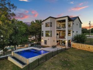 LBJ Bliss Retreat Heated Pool Hot Tub Game Rooms